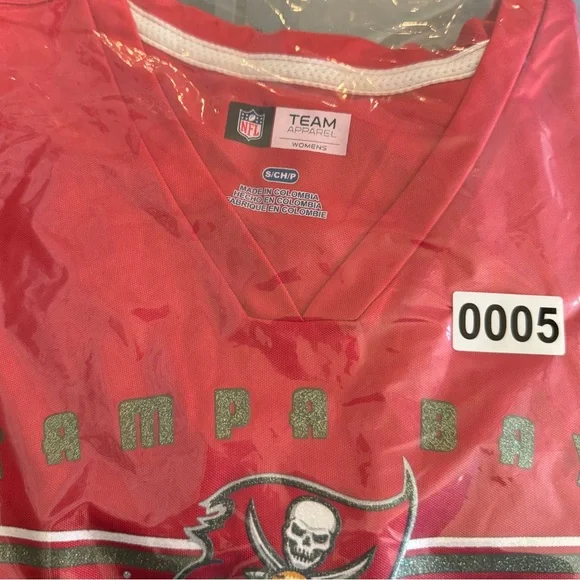 Bucs V-Neck Size S Excellent condition, Ships next‎ day . - Picture 6 of 6